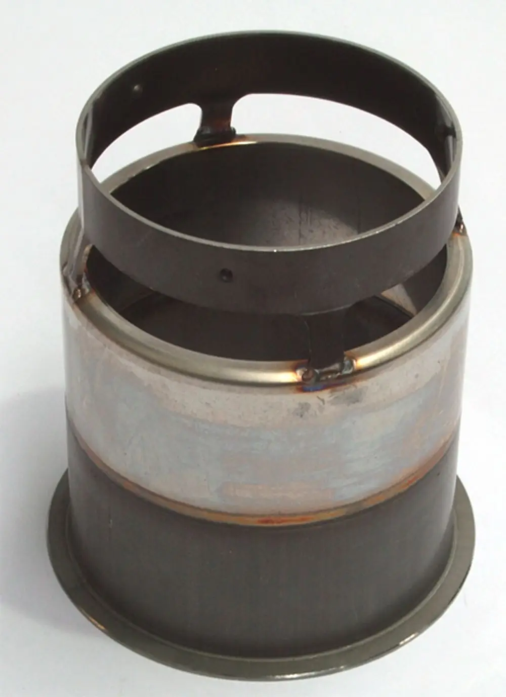 Brennerrohr aus Metall mit zwei konzentrischen Ringen oben und einem breiteren unteren Bereich, möglicherweise für Heizsysteme von Daikin geeignet.